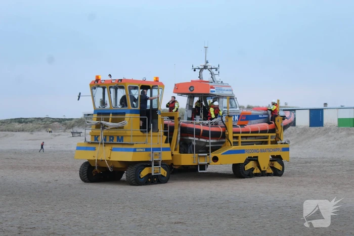 Kitesurfer gered uit zee door KNRM