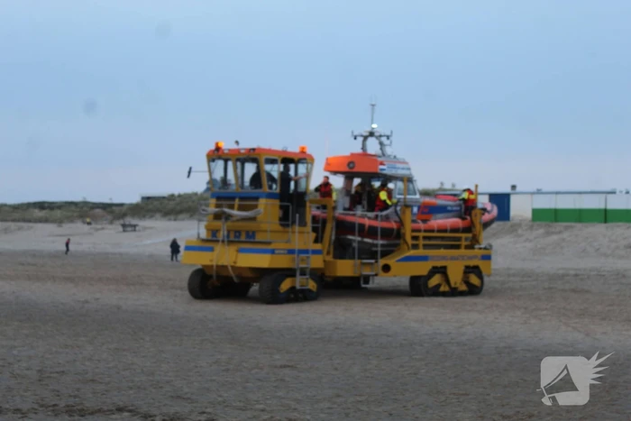 Kitesurfer gered uit zee door KNRM
