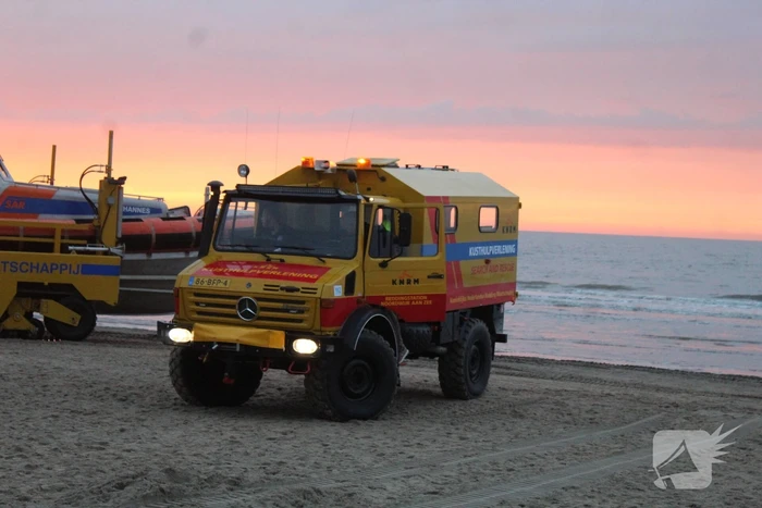Kitesurfer gered uit zee door KNRM