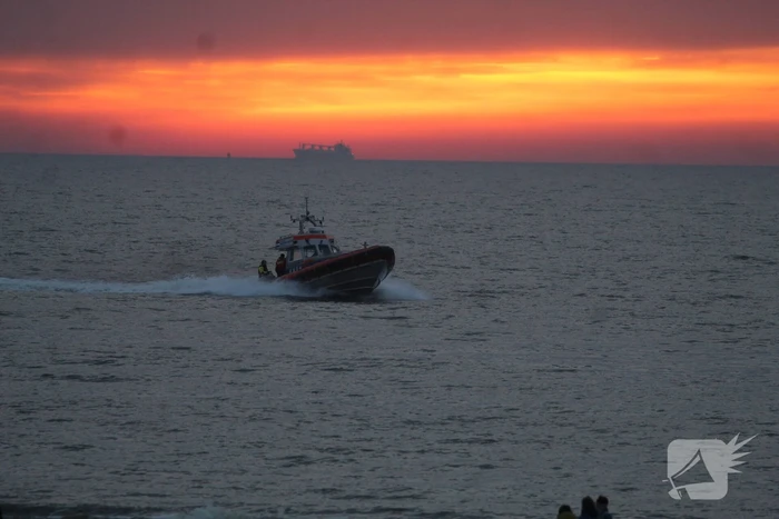 Kitesurfer gered uit zee door KNRM