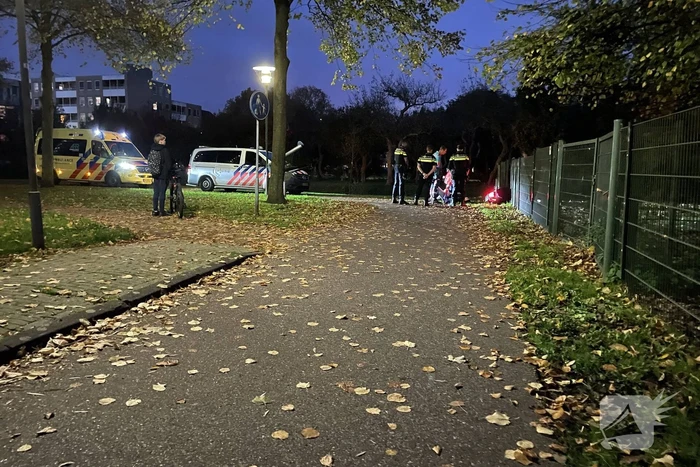 Scooterrijder ten val na botsing met hekwerk