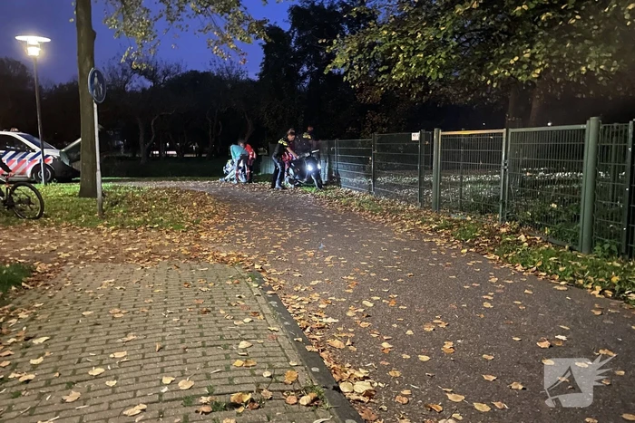 Scooterrijder ten val na botsing met hekwerk