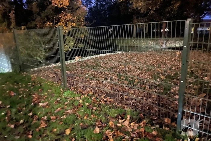 Scooterrijder ten val na botsing met hekwerk