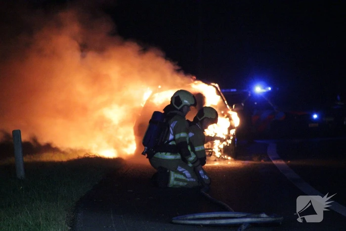 Personenauto uitgebrand op afrit van snelweg