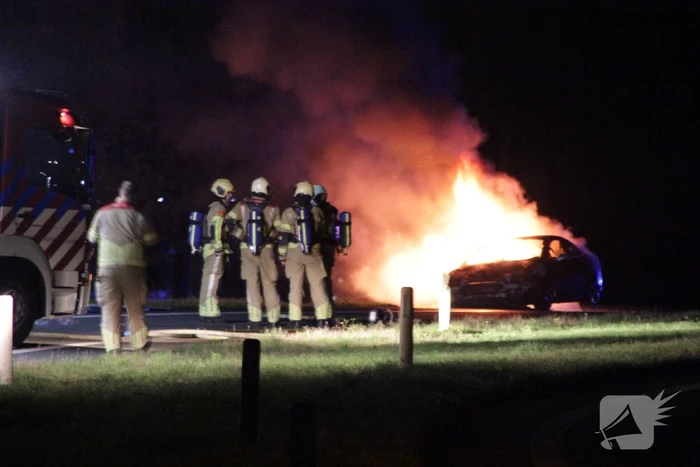 Personenauto uitgebrand op afrit van snelweg