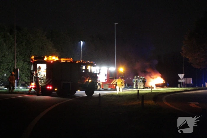 Personenauto uitgebrand op afrit van snelweg