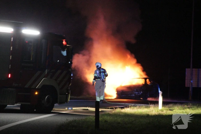 Personenauto uitgebrand op afrit van snelweg