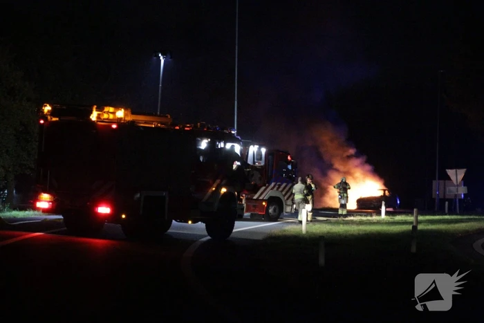 Personenauto uitgebrand op afrit van snelweg