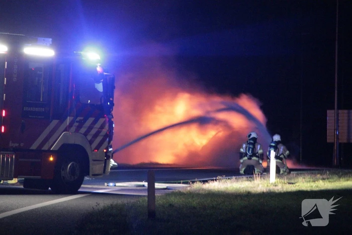 Personenauto uitgebrand op afrit van snelweg