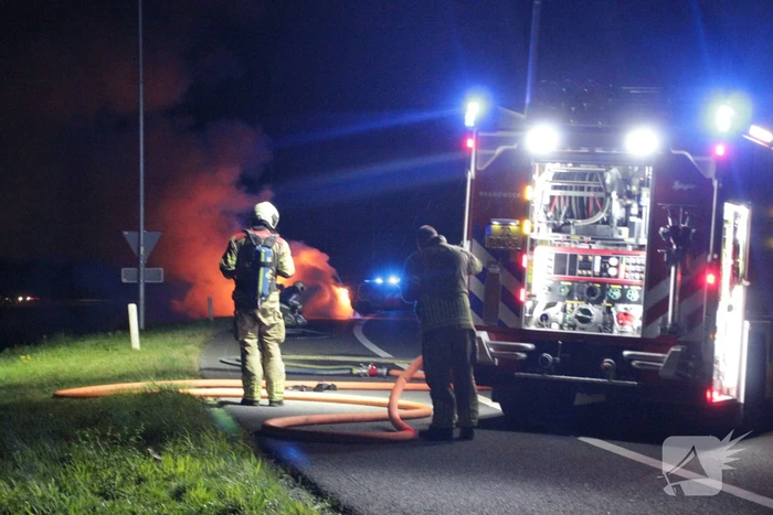 Personenauto uitgebrand op afrit van snelweg