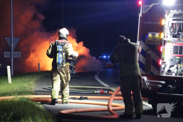 Personenauto uitgebrand op afrit van snelweg
