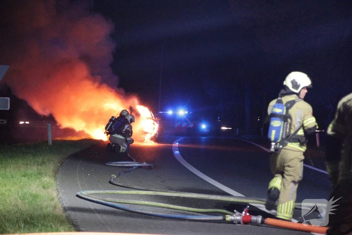 Personenauto uitgebrand op afrit van snelweg