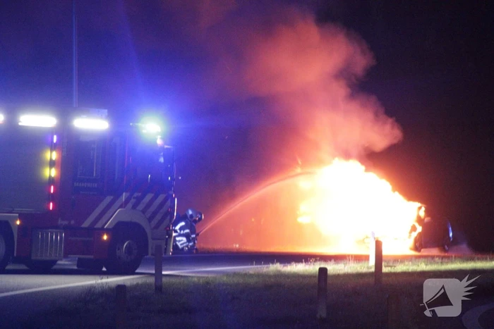 Personenauto uitgebrand op afrit van snelweg