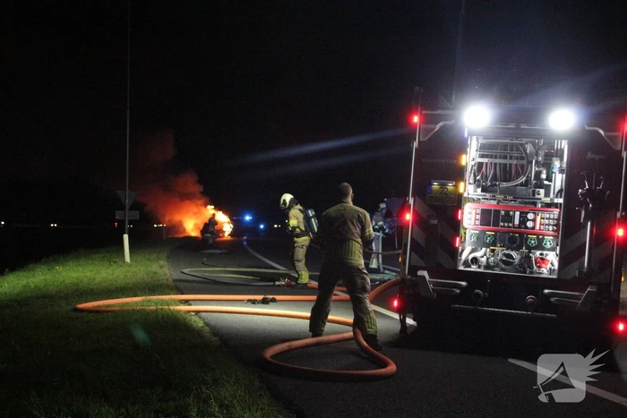 Personenauto uitgebrand op afrit van snelweg