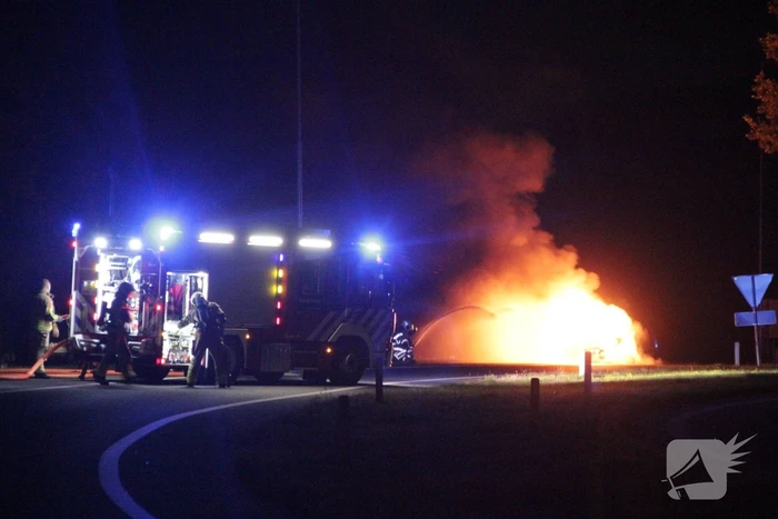 Personenauto uitgebrand op afrit van snelweg