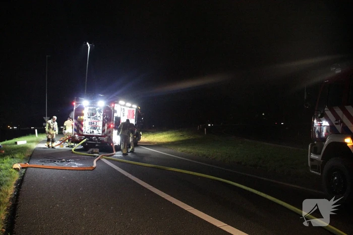 Personenauto uitgebrand op afrit van snelweg