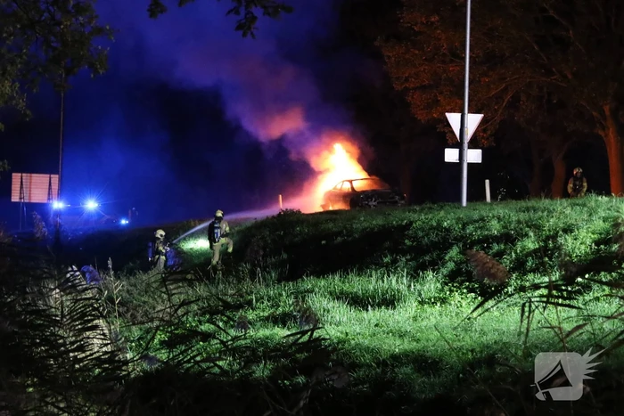 Personenauto uitgebrand op afrit van snelweg