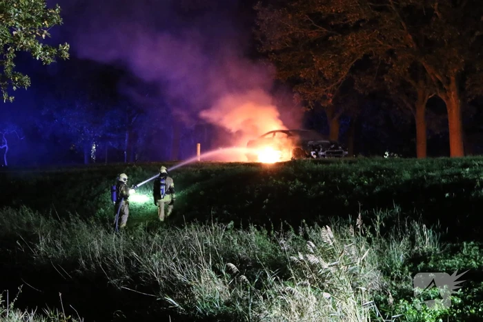 Personenauto uitgebrand op afrit van snelweg