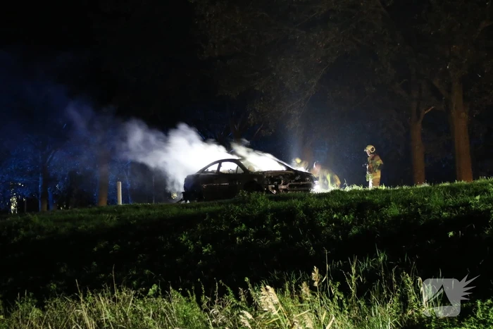 Personenauto uitgebrand op afrit van snelweg