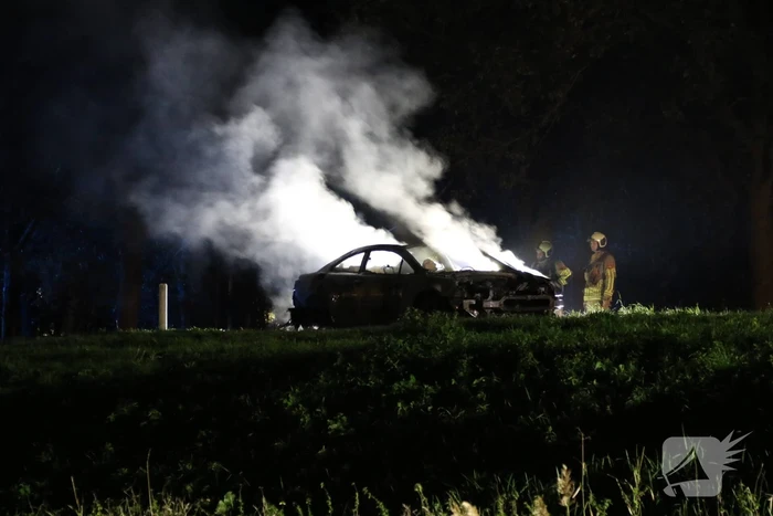 Personenauto uitgebrand op afrit van snelweg