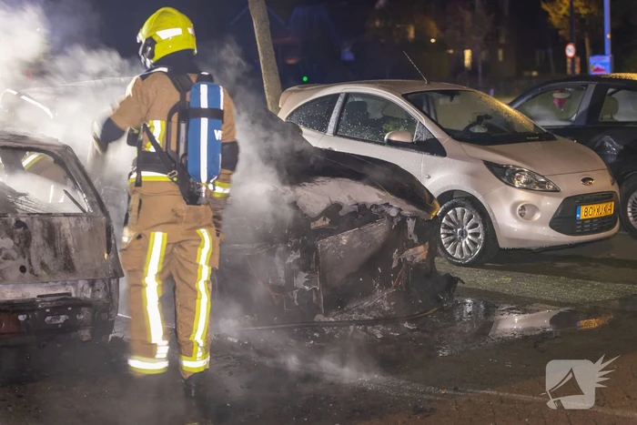 Geparkeerde auto verwoest door brand