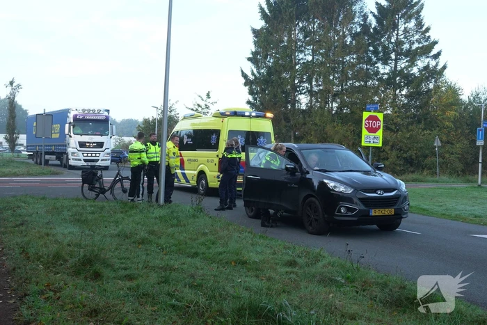 Man op fiets gewond bij botsing met auto