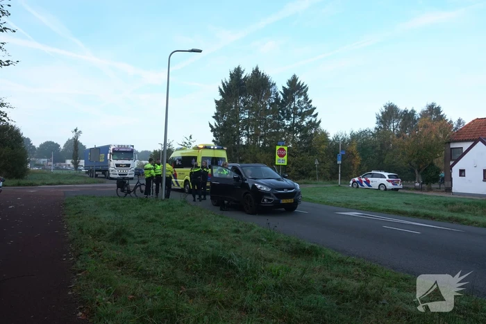 Man op fiets gewond bij botsing met auto