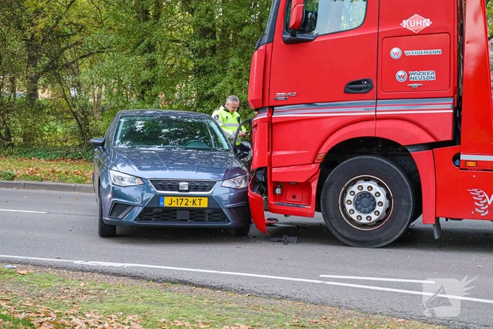 Vrachtwagen en auto botsen met elkaar