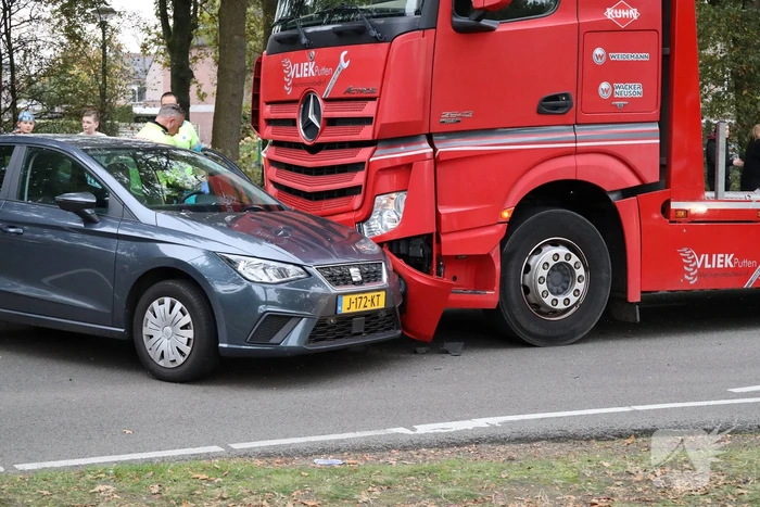 Vrachtwagen en auto botsen met elkaar