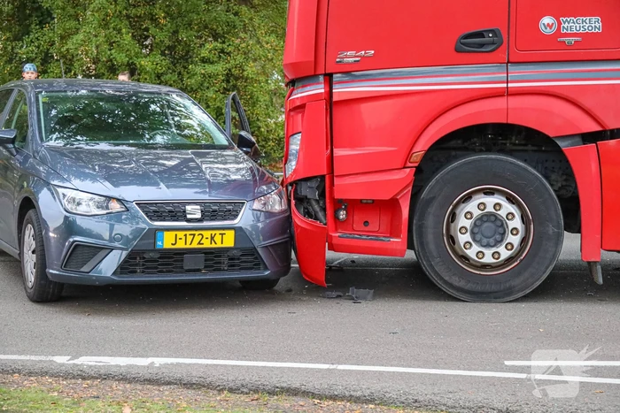 Vrachtwagen en auto botsen met elkaar