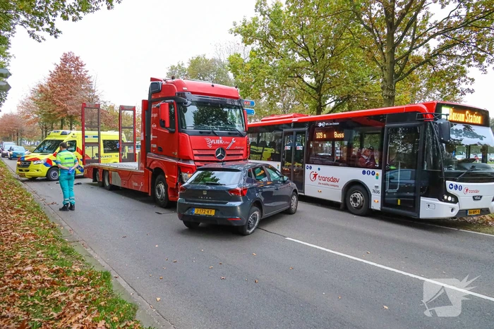 Vrachtwagen en auto botsen met elkaar