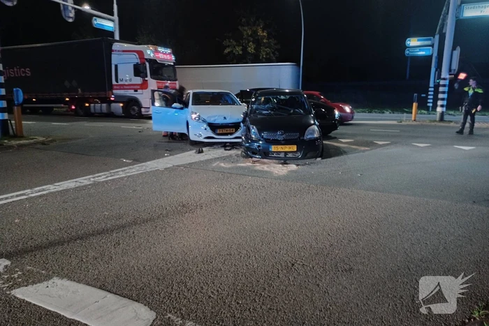Schade na aanrijding tussen drie voertuigen