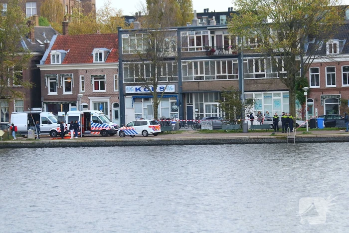 Overleden persoon aangetroffen in de Amstel