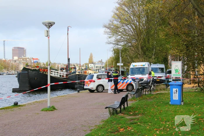 Overleden persoon aangetroffen in de Amstel