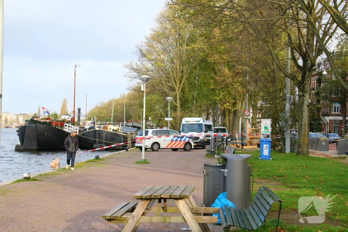 Overleden persoon aangetroffen in de Amstel