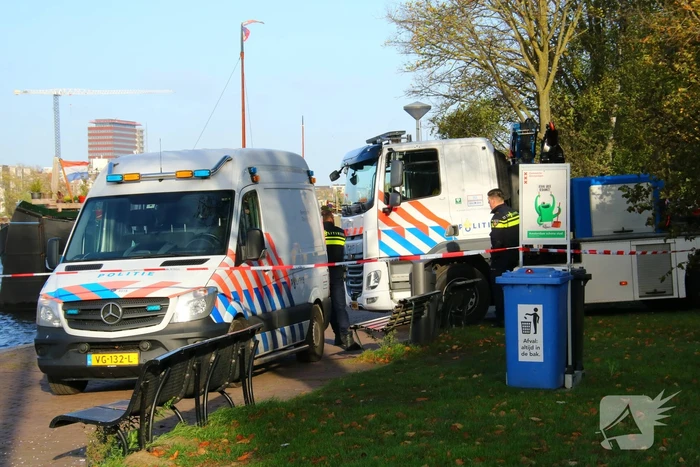 Overleden persoon aangetroffen in de Amstel