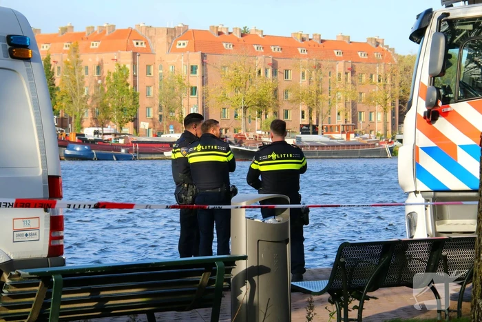 Overleden persoon aangetroffen in de Amstel