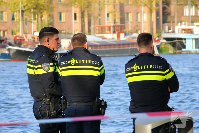 Overleden persoon aangetroffen in de Amstel