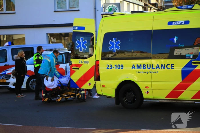 Man op fiets gewond bij botsing met auto