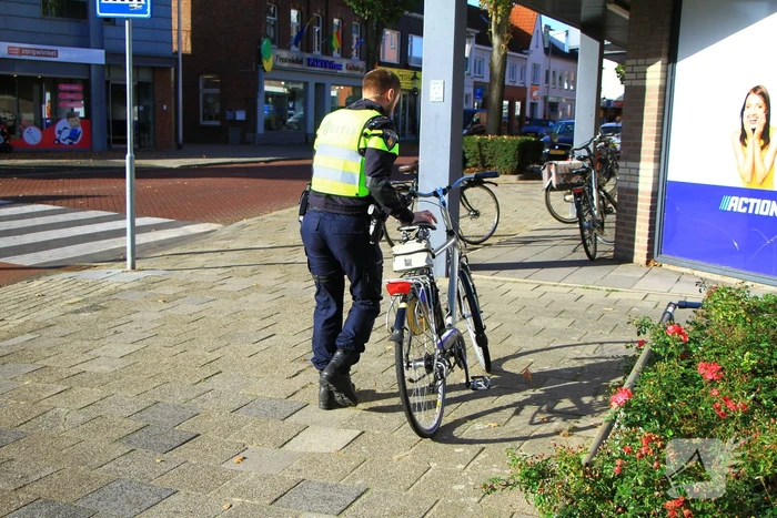 Man op fiets gewond bij botsing met auto