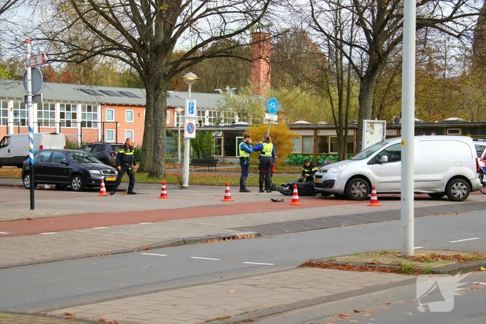 Afslaande bestelbus ziet scooterrijder over het hoofd