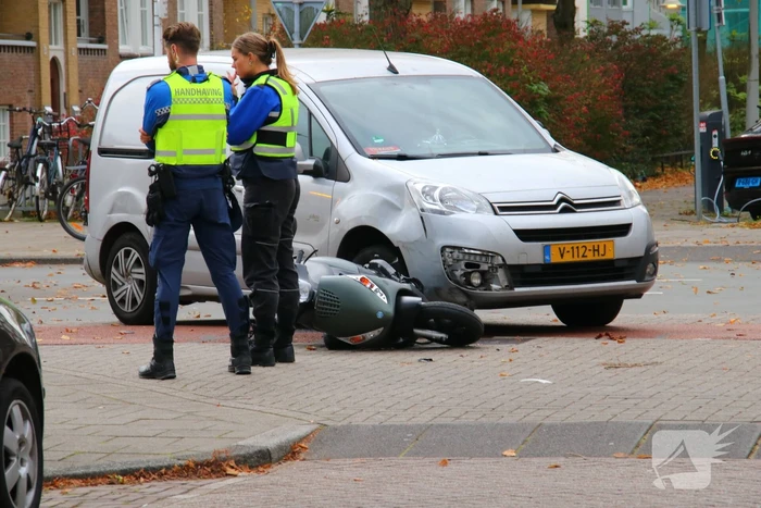 Afslaande bestelbus ziet scooterrijder over het hoofd