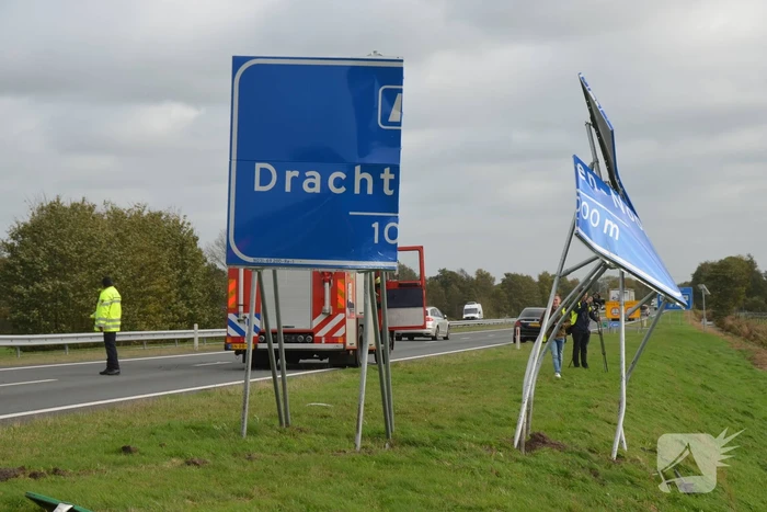 Auto raakt van de weg, ramt verkeersbord en belandt in sloot