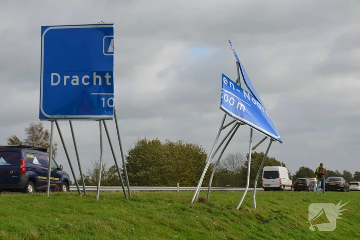 Auto raakt van de weg, ramt verkeersbord en belandt in sloot