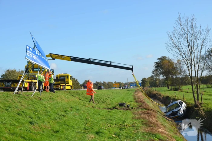 Auto raakt van de weg, ramt verkeersbord en belandt in sloot