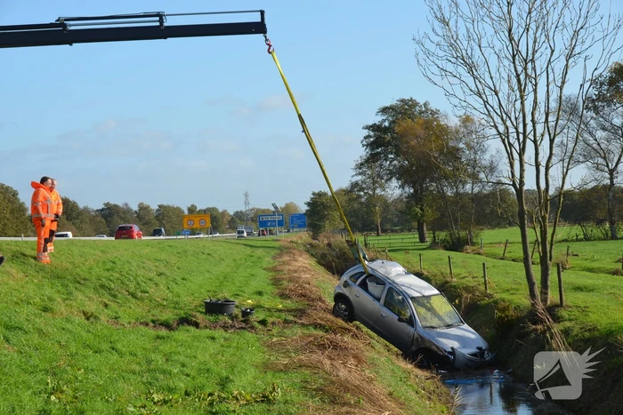 Auto raakt van de weg, ramt verkeersbord en belandt in sloot