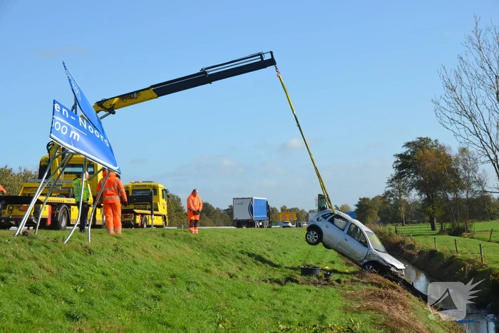 Auto raakt van de weg, ramt verkeersbord en belandt in sloot