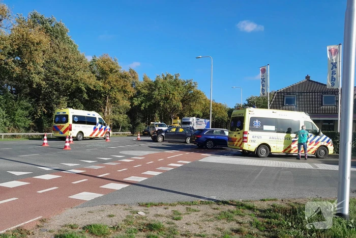 Twee gewonden bij botsing op kruispunt