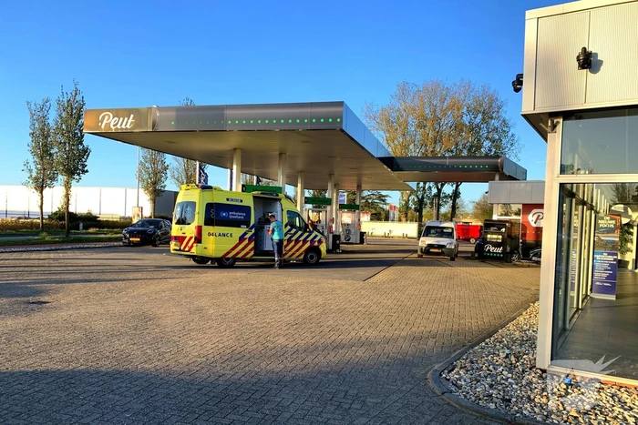 Twee personenwagens botsen op elkaar