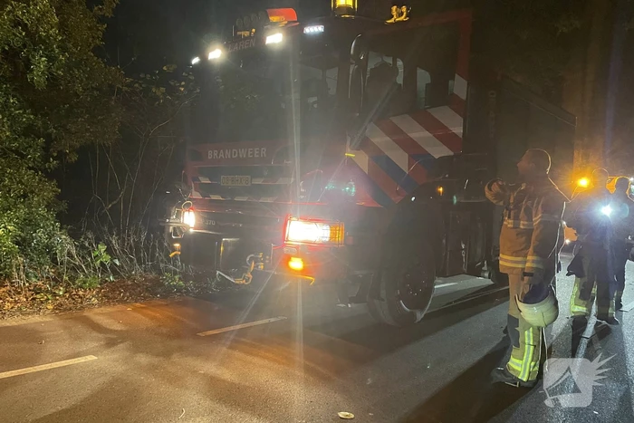 Vrachtwagen met oplegger gekanteld